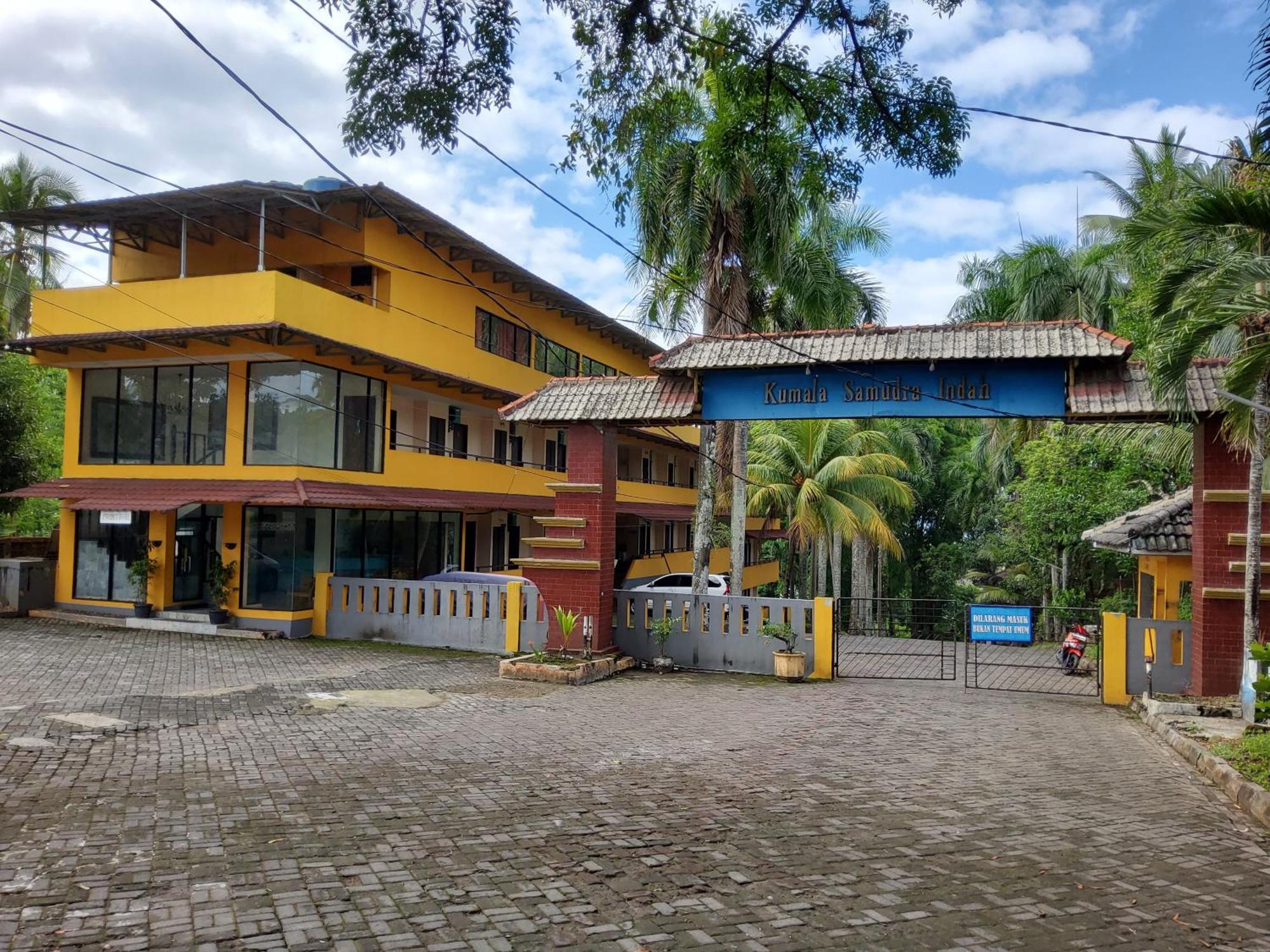 Hotel Kumala Samudra Cikakak Buitenkant foto